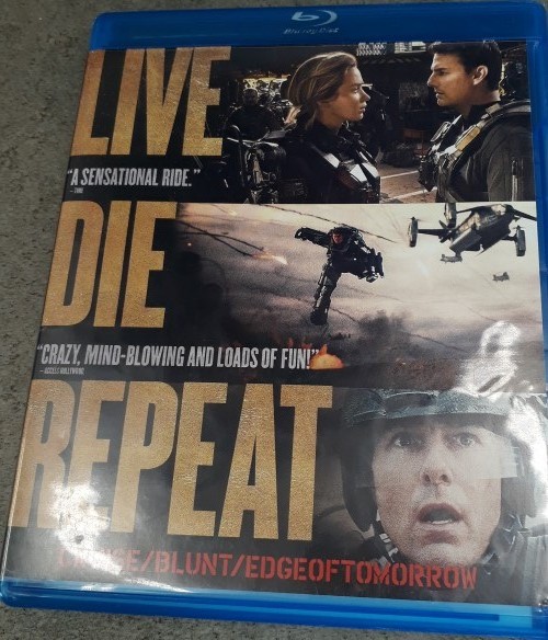 Cover of the Edge of Tomorrow blu-ray disc package, starrring Emily Blunt and Tom Cruise.