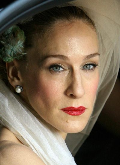 Here's the fair haired handsome woman Sarah Jessica Parker of "Honeymoon In Vegas" and "Sex in the City" fame.